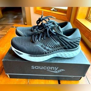 New Saucony Triumph 17 Blackout Women’s 8.5
